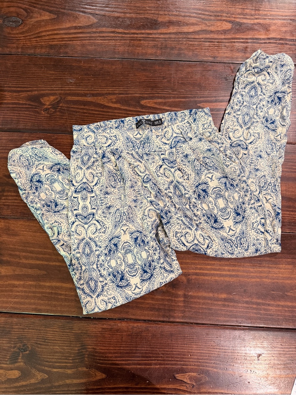 one 5 one Blue and White Paisley Elastic Waist Pants